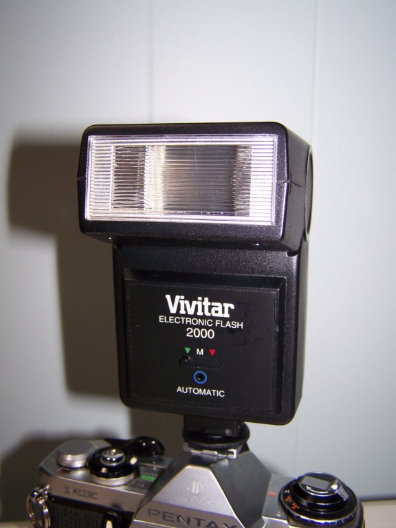 vivitarelectronicflash2000.jpg